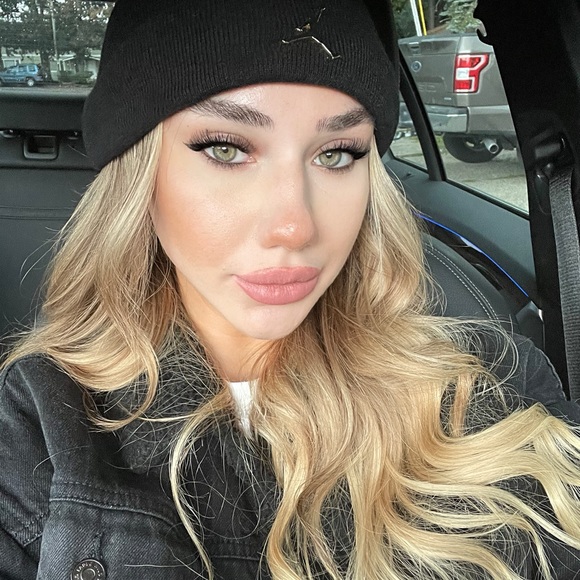 Meet your Posher, Francesca - Picture 1 of 9